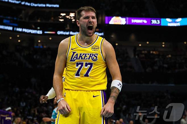 루카 돈치치가 11일(한국시간) 열린 2025-26 NBA 정규리그 샬럿 호니츠와 원정 경기에서 38점을 넣으며 LA 레이커스의 121-111 승리를 이끌었다. ⓒ AFP=뉴스1