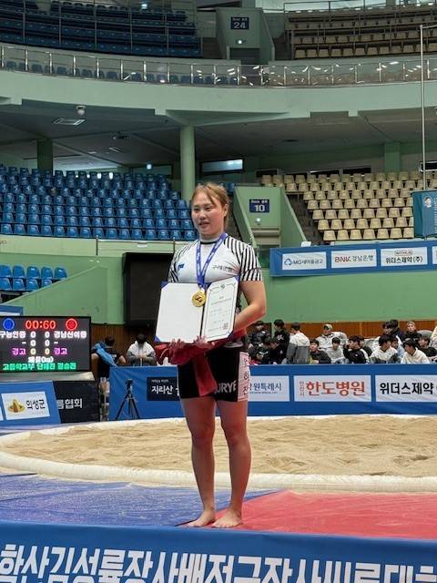 구례군청 씨름단 소속 국화급 엄하진 선수가 우승을 차진했다/사진=구례군