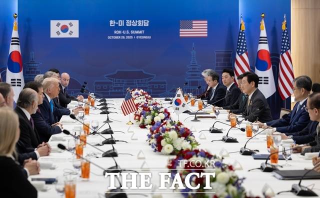 한미 양국이 관세 및 안보 협상 마무리 과정에서 핵추진잠수함이라는 쟁점을 두고 추가 조율을 진행하고 있다. 이재명 대통령이 10월 29일 국립경주박물관에서 도널드 트럼프 미국 대통령과 정상회담을 진행하고 있다. /대통령실