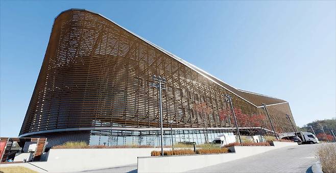 충남 천안에 새로 들어선 대한민국축구종합센터가 10일 처음으로 대표팀 선수들을 맞았다. 홍명보 감독은 이날 선수들을 소집해 14일 볼리비아와의 A매치 대비 훈련을 시작했다./연합뉴스
