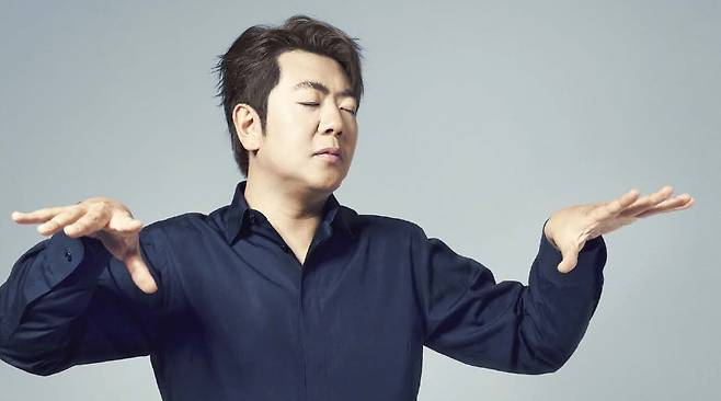 최근 클래식 명곡과 드라마·게임 음악 등을 담은 ‘피아노 북’ 2집을 발표한 중국 피아니스트 랑랑. 그는 “콩쿠르에서 우승한 직후에는 세계 최고라고 생각하기 쉽지만, 경력의 시작일 뿐이라는 걸 깨닫게 된다. 그런 점에서 피아니스트는 100미터 달리기가 아니라 마라톤과도 같다”고 말했다./유니버설뮤직