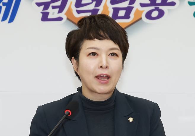 김은혜 국민의힘 의원이 10일 서울 여의도 국회에서 서울 및 성남 등 지역 당협위원장들과 10·15 부동산 대책 관련 기자회견을 하고 있다. /뉴시스