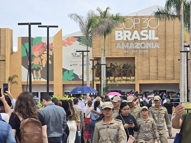 제30차 유엔 기후변화협약 당사국총회(COP30)가 개막한 10일(현지시각) 브라질 벨렝 도시공원 행사장이 경찰과 참가자들로 인산인해를 이뤘다. 옥기원 기자
