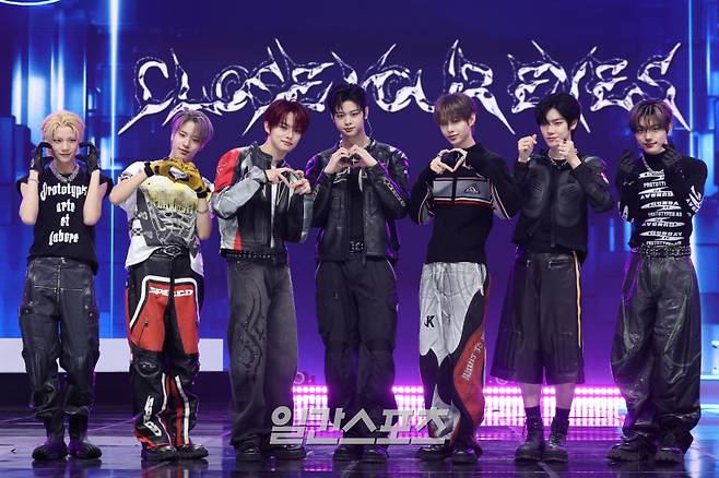 그룹 클로즈 유어 아이즈가 11일 오후 서울 강서구 등촌동SBS공개홀에서 열린 미니 3집 'blackout(블랙아웃)' 발매 기념 쇼케이스에 참석해 포토타임을 갖고 있다. 더블 타이틀곡 'SOB'는 묵직한 베이스라인과 하우스 드럼에 중독성 있는 멜로디가 어우러진 트랙이다. 거침없는 자신감과 카리스마를 대담하게 표현했다. 또 다른 타이틀곡 'X'는 클로즈 유어 아이즈의 변화와 성장을 더 대담하게 드러낸다. 'X'는 두려움과 한계를 깨뜨리고 앞으로 나아가고자 하는 의지를 담은 곡이다. 서병수 기자 qudtn@edaily.co.kr /2025.11.11/