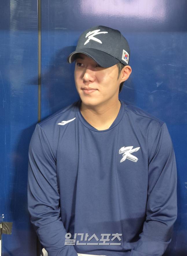 11일 서울 고척스카이돔에서 열린 야구대표팀 훈련을 마친 뒤 취재진과 인터뷰하는 원태인. 고척=배중현 기자