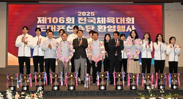 ▲ 제106회 전국체육대회 강원도대표선수단 환영행사가 10일 춘천스카이컨벤션에서 열려 김진태 도지사와 김시성 도의장, 신경호 도교육감, 양희구 도체육회장 등이 선수들과 기념촬영을 하고 있다. 김정호 기자