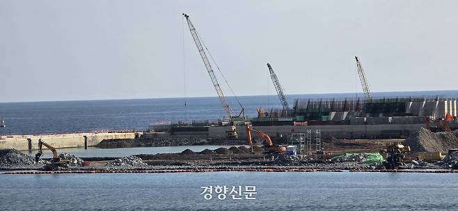 지난 7일 사동항에서 출항한 여객선에서 바라본 울릉공항 공사현장.