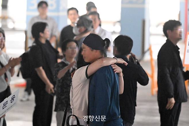 미국 조지아주 현대차그룹·LG에너지솔루션 배터리 합작 공장 건설 현장에서 체포·구금됐던 현대엔지니어링 노동자가 지난 9월 12일 오후 인천국제공항을 통해 귀국한 뒤 주차장에서 가족과 만나 포옹을 하고 있다. 공항사진기자단