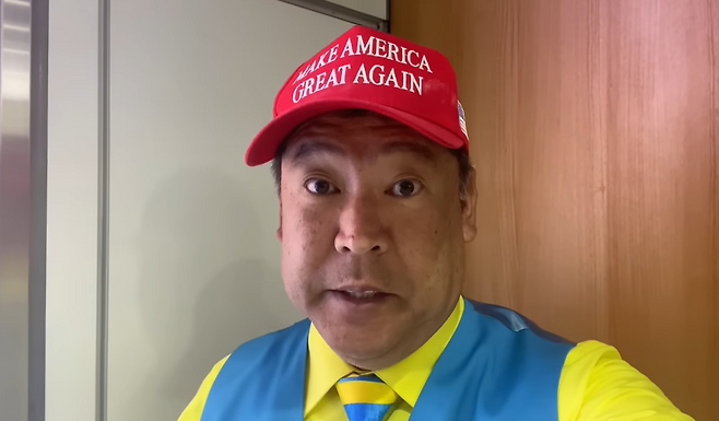 일본 다치바나 다카시 ‘NHK로부터 국민을 지키는 당’ 대표가 미국 도널드 트럼프 대통령의 구호인 이른바 ‘MAGA’가 적힌 모자를 쓴 채 방송하고 있다. 본인 유튜브 갈무리.
