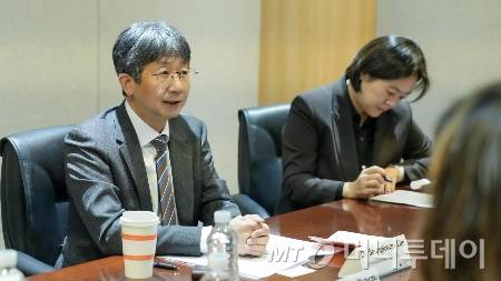 임승관 질병관리청장이 WPRO 환경보건·건강증진국장과 협력방안을 논의하고 있다./사진=질병관리청,서울=뉴스1