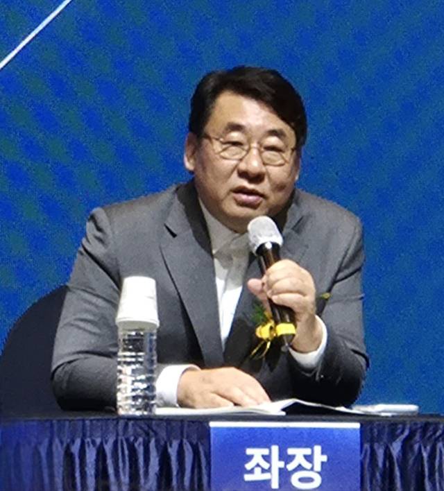 ▲김윤태 우석대학교 대외협력부총장이 11일 전주 그랜드힐스턴호텔에서 열린 ‘새만금 대토론회’에서 발언하고 있다. ⓒ프레시안