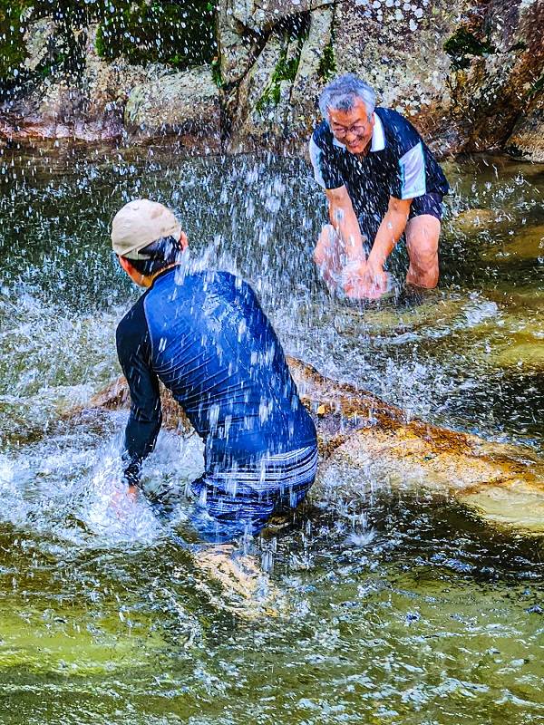 이씨가 명개리 개방천에서 물놀이를 하면서 망중한을 즐기고 있다.