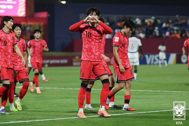 10일(한국시간) 카타르 도하 어스파이어존에서 열린 2025 FIFA U17 월드컵 F조 조별리그 최종 3차전 대한민국과 코트디부아르와의 경기에서 이용현이 득점 성공 후 기뻐하고 있다. 대한축구협회 제공