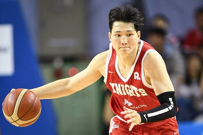 서울 SK 안영준이 9일 서울 잠실실내체육관에서 열린 2025~26 프로농구 서울 삼성과의 원정 경기에서 드리블하고 있다. KBL 제공