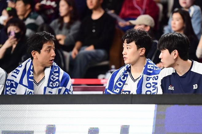 부산 KCC 허훈이 10일 창원체육관에서 열린 2025~26 프로농구 창원 LG와의 원정 경기에서 형 허웅과 대화하고 있다. KBL 제공