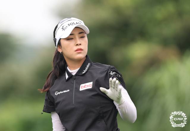 그린 공략을 고심하고 있는 윤이나. 사진 제공=KLPGA