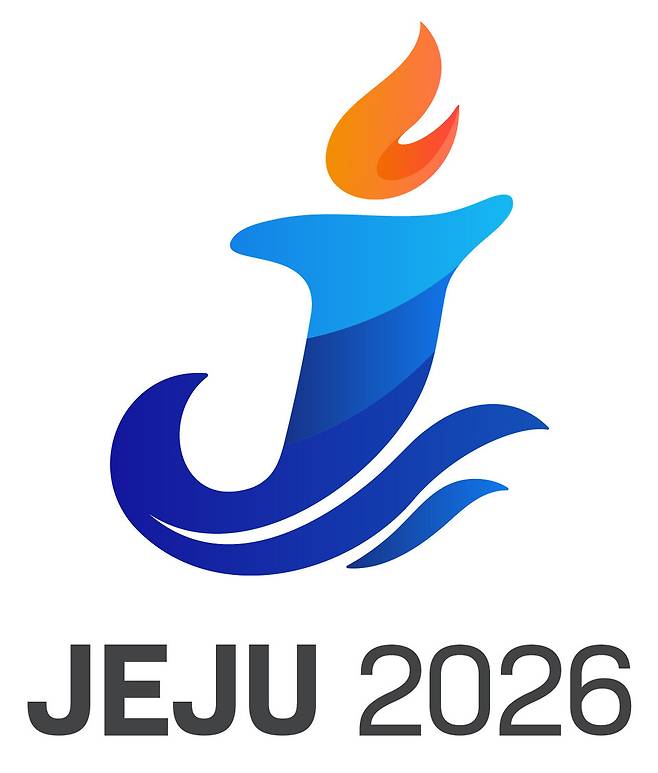 2026년 제주 전국체전 엠블럼. 제주의 영문 이니셜 'J'를 기본 골격으로 열정과 도전을 상징하는 '성화'를 상단에, 청정 제주 바다를 형상화한 '물결'을 하단에 배치해 체전의 열기와 단합을 표현했다. ⓒ제주도 제공