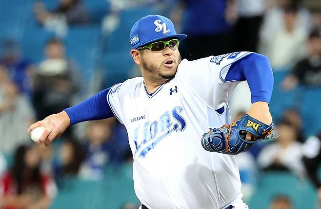 외국인선수 디아즈, 후라도의 재계약은 삼성이 2026시즌 더 높은 순위로 올라서기 위해 반드시 필요한 과제다. 그러나 외국인선수 몸값 총액 규정 등 고려해야 할 사안이 많아 고민이 크다. 삼성 후라도. 뉴시스