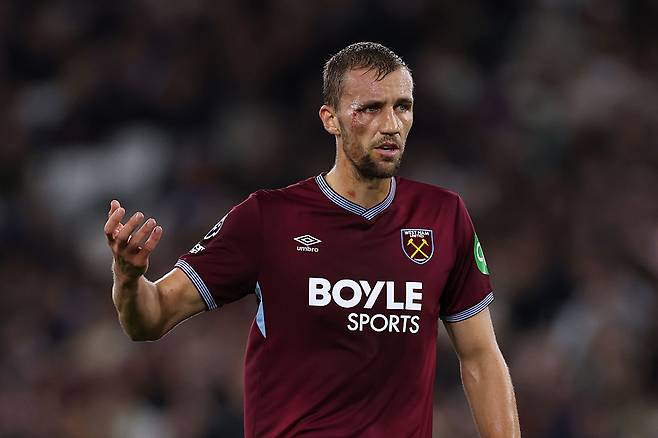 경기마다 늘 터프한 플레이를 펼치는 수첵. 지난달 21일 브렌드퍼드전에서 눈 부상 중 그라운드를 누비고 있다. Getty Images코리아