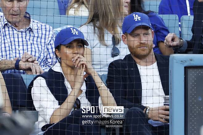 ▲ 찰스 3세 영국 국왕의 차남인 해리 왕자와 아내 메건 마클. LA 다저스와 토론토 블루제이스의 월드시리즈 4차전을 관람하고 있다.