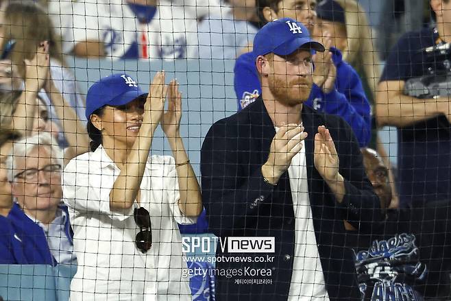 ▲ 찰스 3세 영국 국왕의 차남인 해리 왕자와 아내 메건 마클. LA 다저스와 토론토 블루제이스의 월드시리즈 4차전을 관람하고 있다.