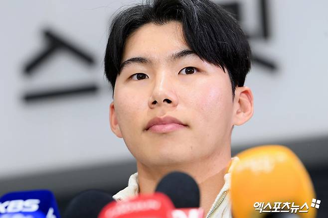 미국프로야구 메이저리그(MLB) 로스앤젤레스 다저스에서 뛰는 김혜성이 월드시리즈 우승반지와 함께 6일 오후 인천국제공항을 통해 귀국했다. 김혜성이 입국장을 나서 인터뷰를 하고 있다. 한국인 메이저리거 야수로는 역대 최초로 월드시리즈 우승반지를 차지한 김혜성은 올해 71경기 출전, 타율 0.280(161타수 45안타), 3홈런 17타점 19득점, 13도루(1실패), 출루율 0.314 장타율 0.385, OPS 0.699의 기록으로 정규시즌을 마무리했다. 5월 초 콜업된 이후 2루수와 유격수, 중견수를 거치며 팀내 알토란 같은 활약을 펼쳤다. 엑스포츠뉴스 DB