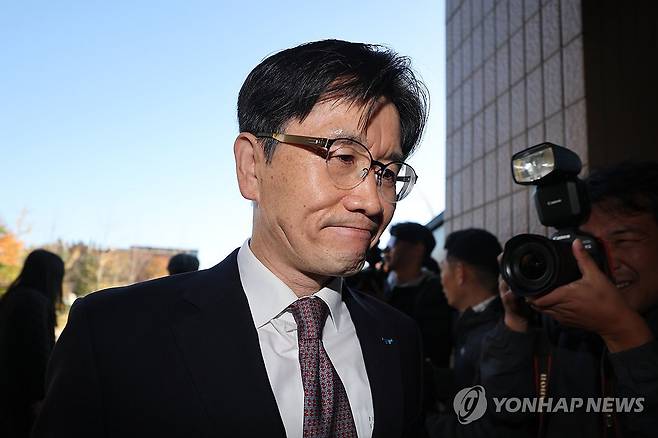 오동운 공수처장 출근 (과천=연합뉴스) 서대연 기자 = 오동운 고위공직자범죄수사처장이 11일 정부과천청사 공수처로 출근하고 있다. 2025.11.11 dwise@yna.co.kr