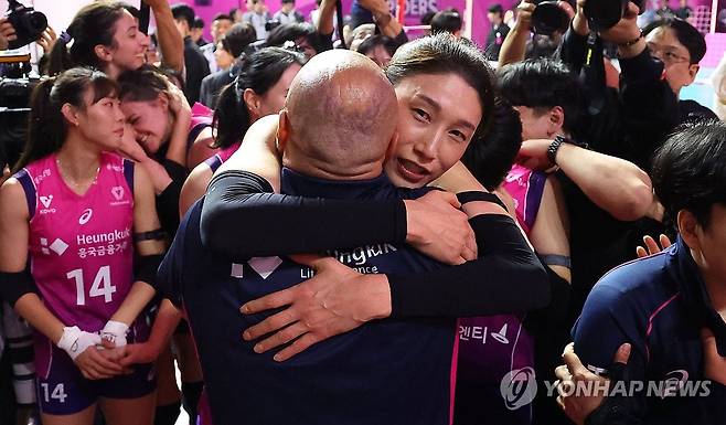 아본단자 감독과 포옹하는 김연경 (인천=연합뉴스) 김도훈 기자 = 8일 인천 삼산월드체육관에서 열린 프로배구 V리그 여자부 챔피언결정전 흥국생명과 정관장의 5차전 경기. 세트스코어 3-2로 승리하며 우승을 차지한 흥국생명의 김연경이 마르첼로 아본단자 감독과 포옹하고 있다. 2025.4.8 superdoo82@yna.co.kr