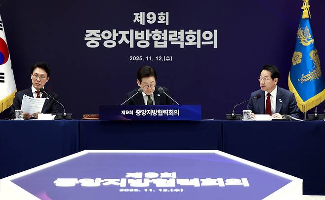 ▲ 이재명 대통령이 12일 용산 대통령실에서 열린 중앙지방협력회의에서 유정복 시도지사협의회장 겸 인천시장의 발언을 듣고 있다. 왼쪽은 김민석 국무총리. /연합뉴스