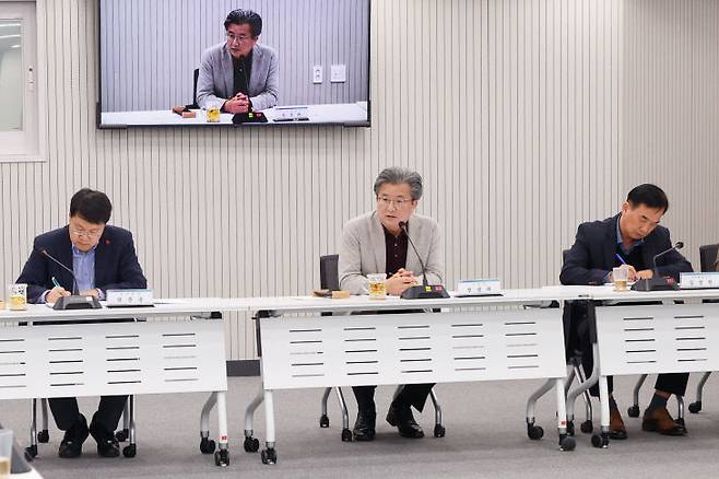 정용래 유성구청장이 11월 확대간부회의를 주재하며 간부 공무원들의 책임의식을 강조하고 있다. (사진= 대전 유성구)