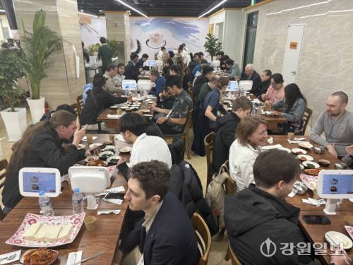 ◇태백에서 열리고 있는 제20회 국무총리배 세계바둑선수권대회에 참여한 선수들이 지역 식당 등을 이용하며 스포츠 비수기인 11월 지역 경기 활성화에 보탬이 되고 있다.