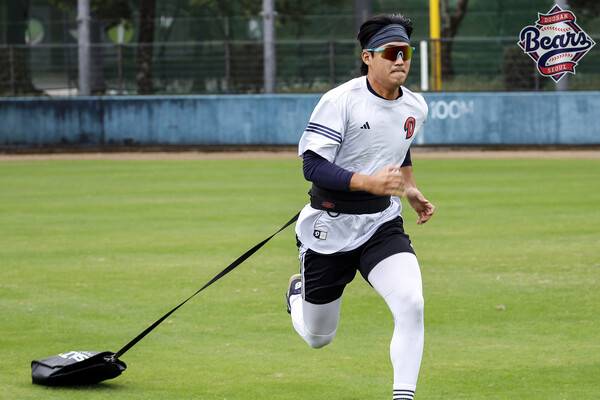 두산 투수진의 흙주머니 훈련(사진=두산)