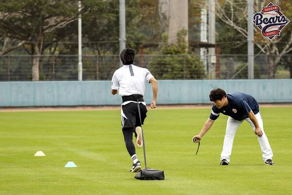 두산 투수진의 흙주머니 훈련(사진=두산)