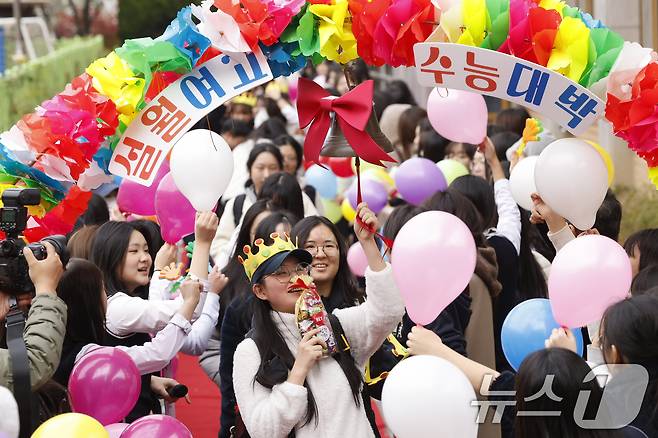 2026학년도 대학수학능력시험을 하루 앞둔 12일 광주 남구 설월여고에서 3학년 수험생들이 후배들과 선생님의 응원속에 '합격종'을 치며 교정을 나서고 있다. 2025.11.12/뉴스1 ⓒ News1 김태성 기자
