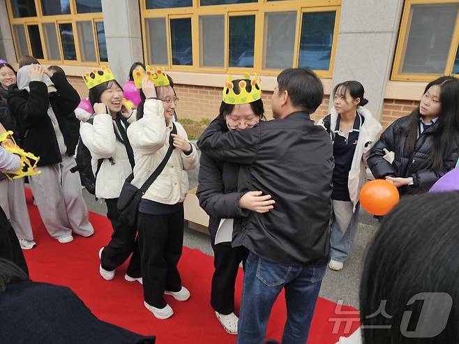 12일 광주 남구 설월여고에서 열린 고3 수험생을 위한 응원 행사에서 한 학생이 교사의 응원을 받고 눈시울을 붉히고 있다. 2025.11.12/뉴스1 ⓒ News1 서충섭 기자