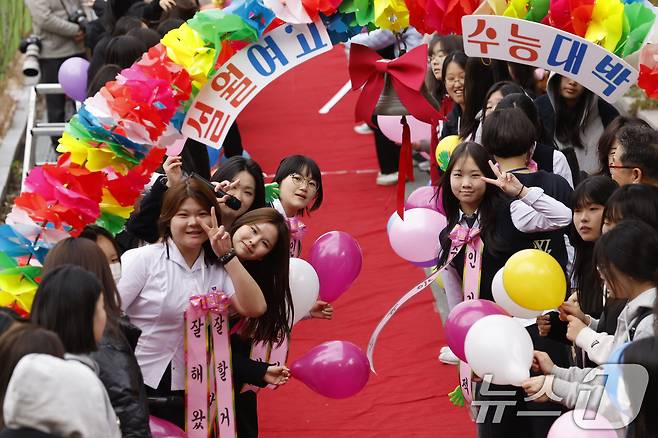 2026학년도 대학수학능력시험을 하루 앞둔 12일 광주 남구 설월여고에서 1,2학년 재학생들이 3학년 수험생 선배들을 위해 레드카펫과 합격종을 준비하고 있다. 2025.11.12/뉴스1 ⓒ News1 김태성 기자