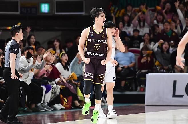창원 LG 최형찬이 지난 10일에 열린 2025~2026시즌 LG전자 프로농구 정규리그 부산 KCC전에서 포효하고 있다. /사진=KBL