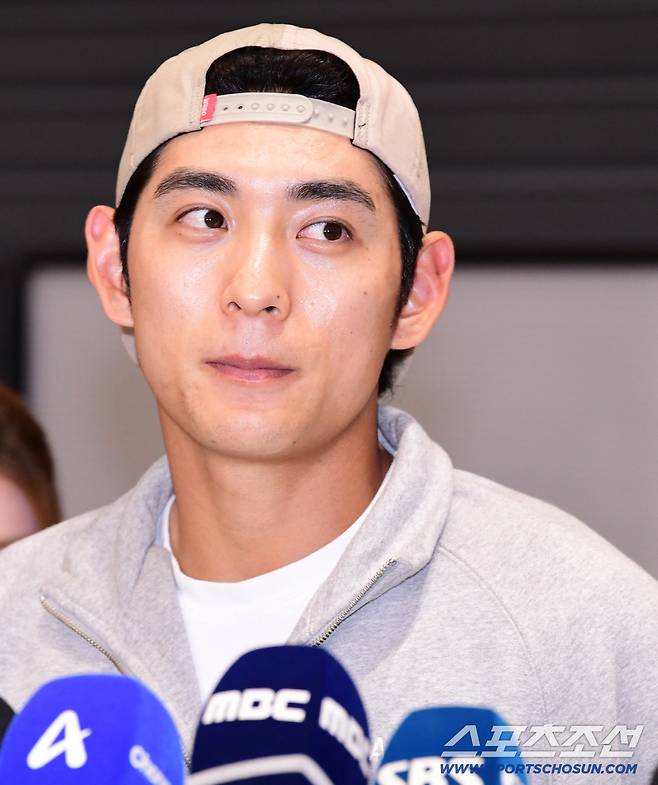 이정후가 9월 30일 오후 인천공항 제2터미널을 통해 귀국했다. 인터뷰를 하고 있는 이정후. 인천공항=송정헌 기자songs@sportschosun.com/2025.09.30/