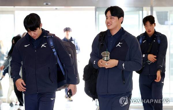 문동주(오른쪽). ⓒ연합뉴스