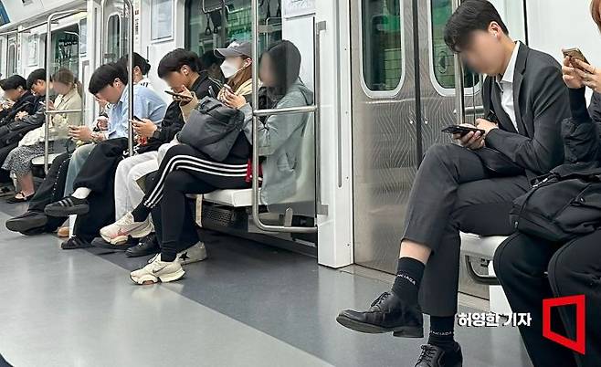 지하철 내부 모습으로 본문과 무관.