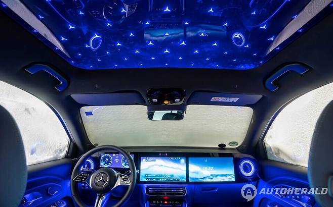 신차에는 파노라믹 글라스 루프가 기본으로 탑재된다(출처: 벤츠)