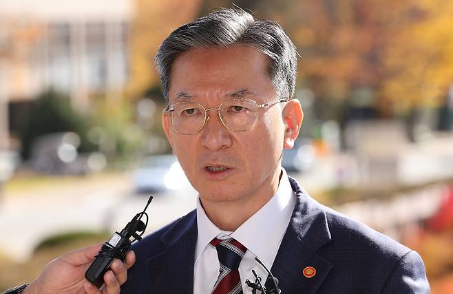 정성호 법무부 장관이 10일 오전 경기 정부과천청사 법무부 출입구에서 최근 검찰이 대장동 개발비리 의혹 사건 1심 선고에 대한 항소를 포기한 것과 관련한 입장을 밝히고 있다./뉴스1