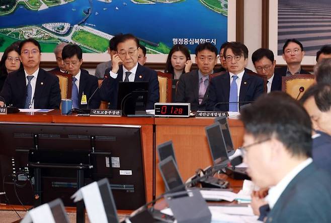 김윤덕 국토교통부 장관이 11일 서울 여의도 국회에서 열린 국토교통위원회 전체회의에서 생각에 잠겨 있다. ⓒ뉴시스