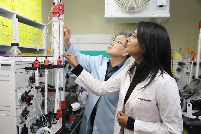 생명연 연구팀은 나노바디와 실리콘 센서를 결합해 기존보다 1000배 민감하게 암 지표 단백질을 감지하는 초정밀 진단기술을 구현했다. 생명연 제공