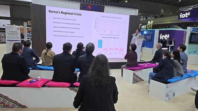 동아대 RISE(라이즈)사업추진단이 ‘SCEWC 2025’서 부산 대표로 글로벌 혁신 모델을 발표하고 있다. 동아대 제공