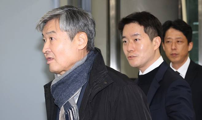 국가정보원법 위반, 직무유기, 위증 등의 혐의를 받는 조태용 전 국가정보원장이 11일 구속 전 피의자 심문(영장실질심사)을 받기 위해 서울 서초구 서울중앙지방법원에 들어서고 있다. 연합뉴스