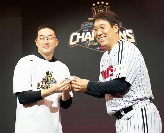 김현수(오른쪽)가 구광모 구단주로부터 고가의 명품 시계를 전달받고 있다. 사진=구단 제공