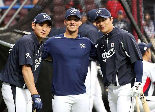 2023 WBC 한국 대표팀의 이정후, 토미 에드먼, 김하성(왼쪽부터). IS 포토