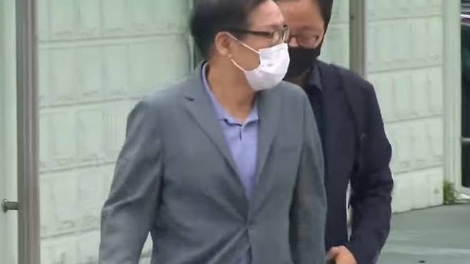 지난 8월 ‘건진법사’ 전성배 씨가 서울 종로구에 마련된 민중기 특별검사팀(김건희 특검팀) 사무실로 향하는 모습.