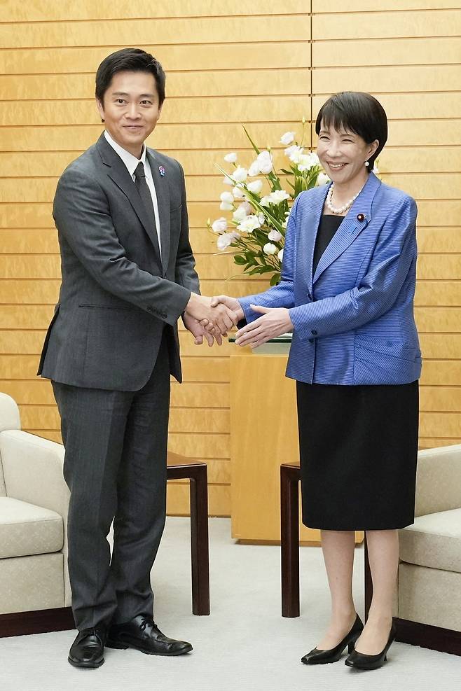 다카이치 사나에 일본 총리(오른쪽)가 취임 전이었던 지난달 20일 도쿄에서 요시무라 히로후미 일본유신회 대표와 연립정권 수립 합의서에 서명한 뒤 악수하고 있다. 로이터연합뉴스